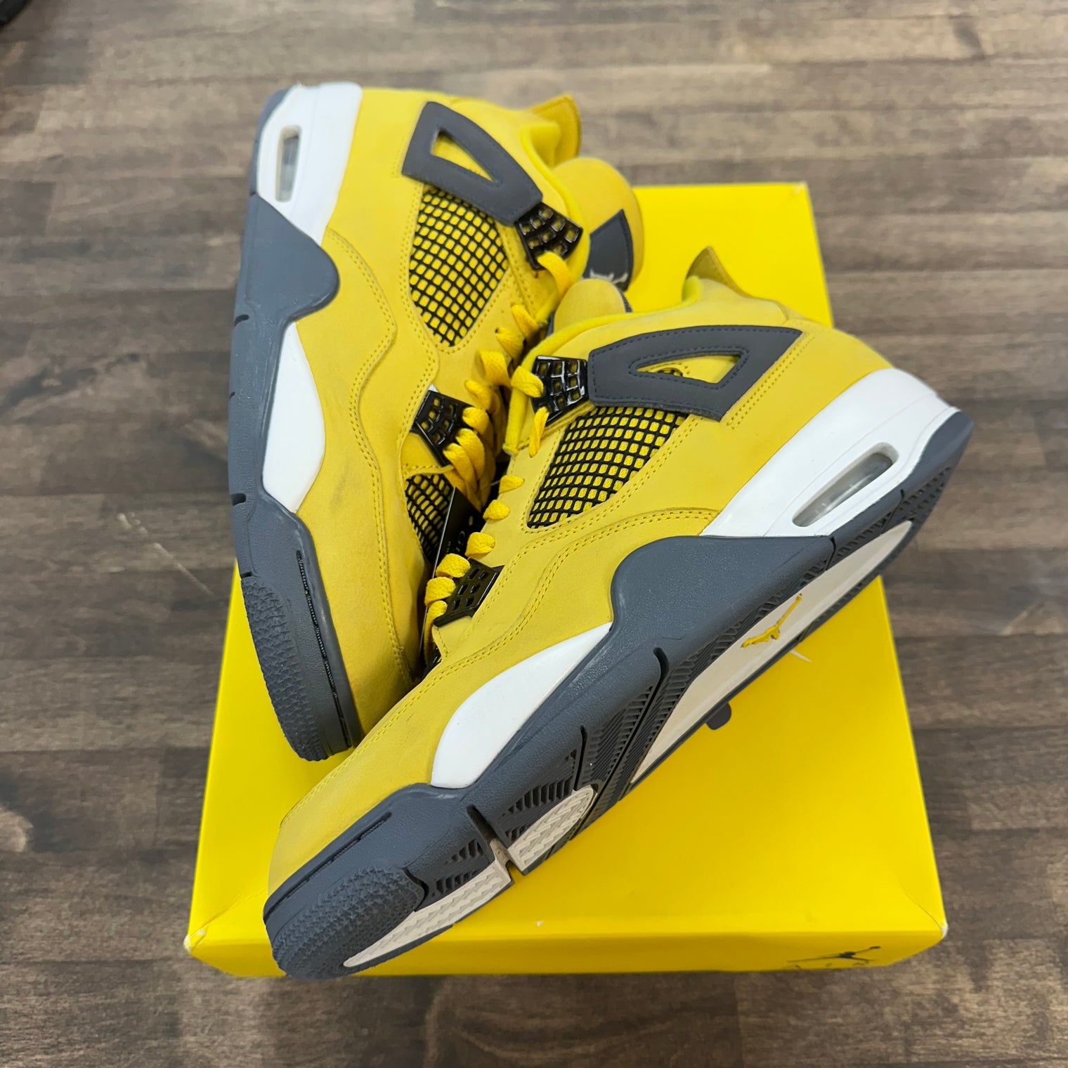 Lightning Jordan 4 Retro (USED)