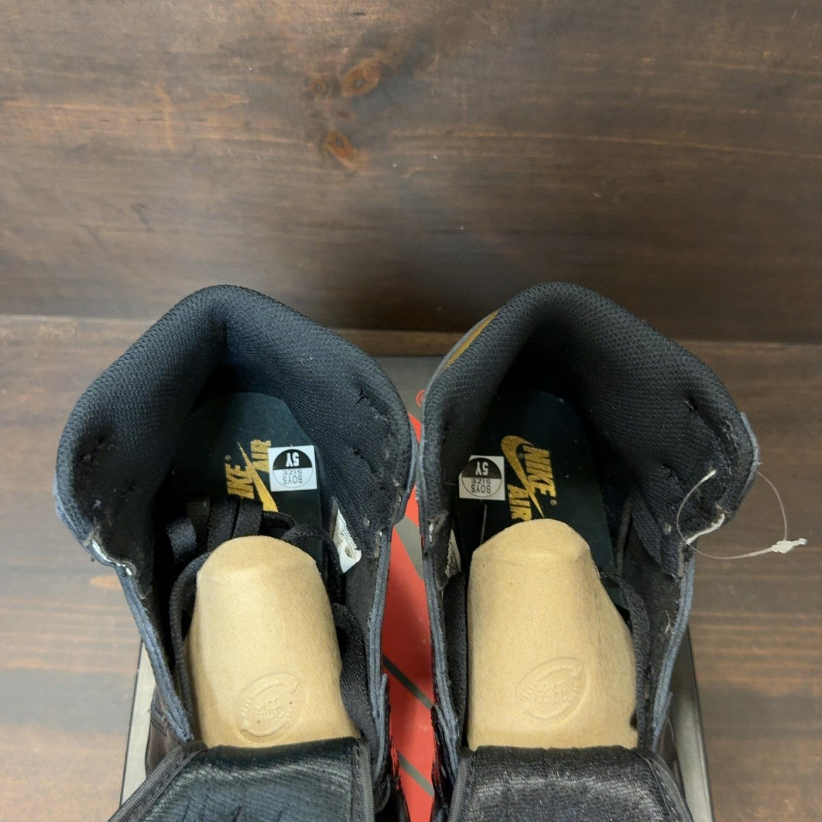 Jordan 1 Retro High Black Metallic Gold (2020) (GS) - Image 4