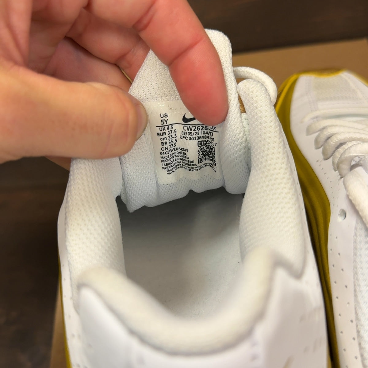 Nike Shox R4 Metallic Gold White (GS) Size 5Y - Image 7