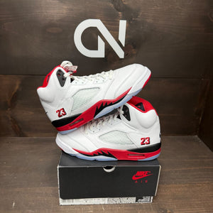 Jordan 5 Retro Fire Red Black Tongue (2025) Size 9 (Pre-Owned)