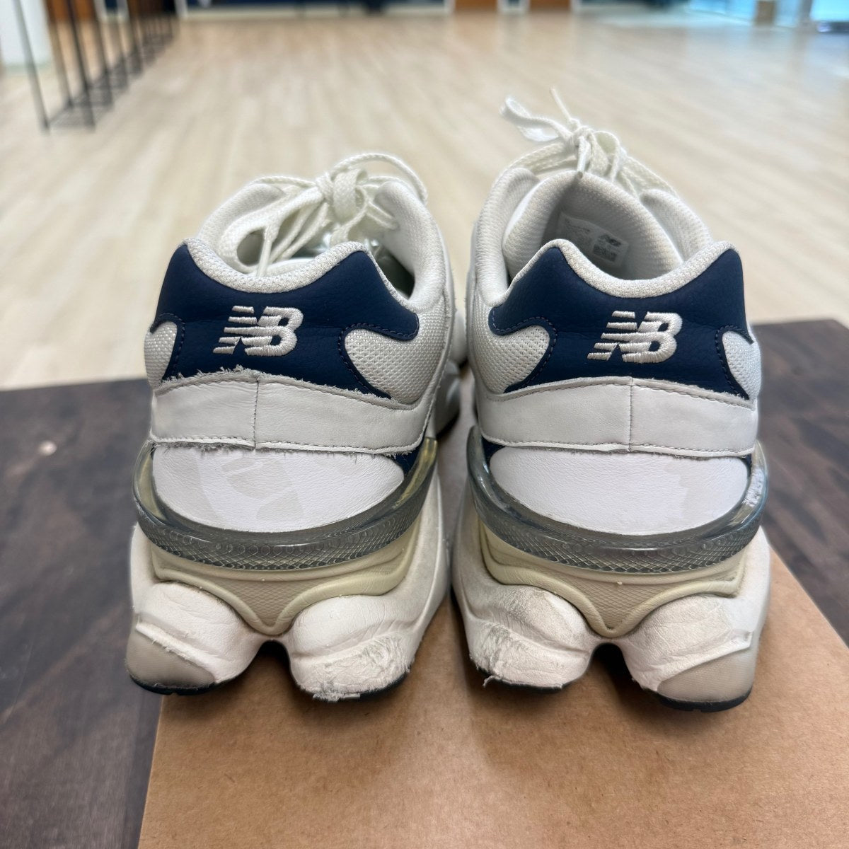 New Balance 9060 White Navy Size 13 (Pre-Owned) - Image 4