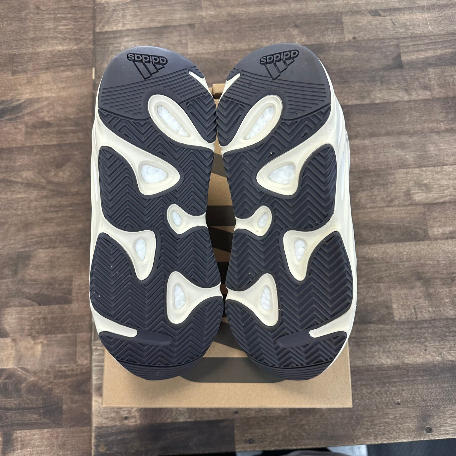 Analog Yeezy 700 (USED)