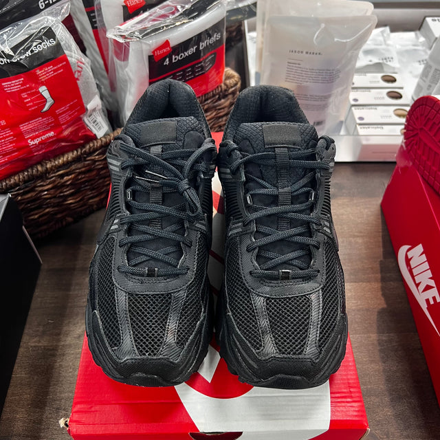 Triple Black Vomero 5 (USED)
