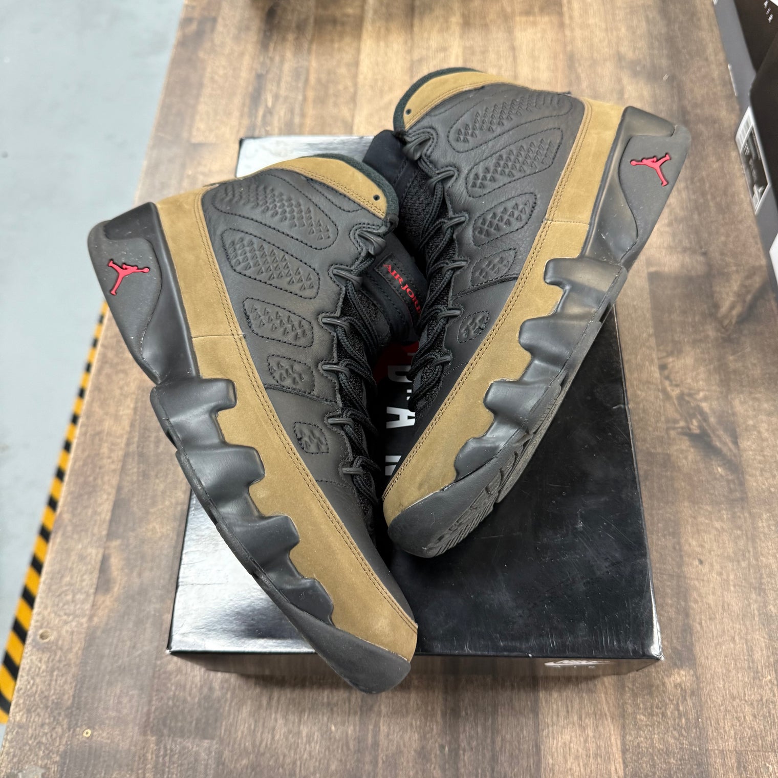 Olive Jordan 9 Retro (USED)