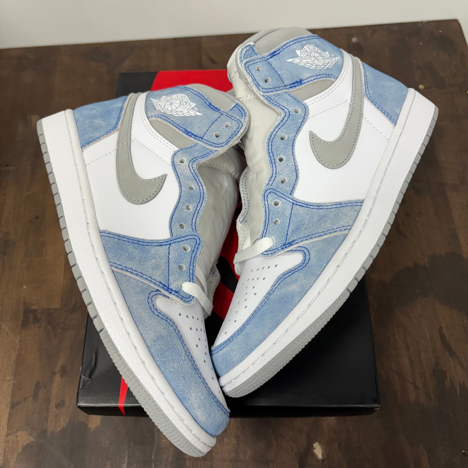 Hyper Royal Jordan 1 High (Lightly Worn)