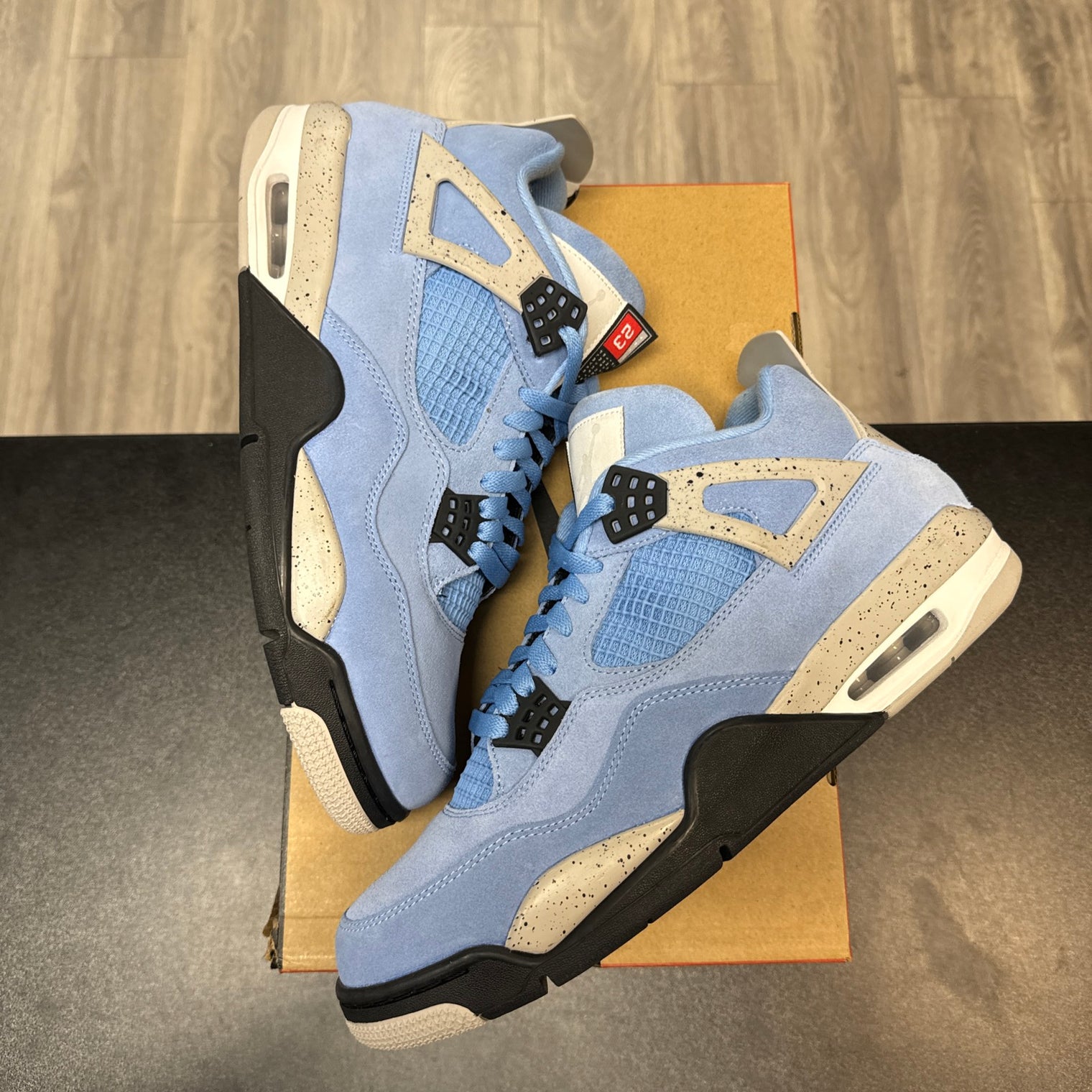 University Blue Jordan 4 Retro (USED, replacement box)