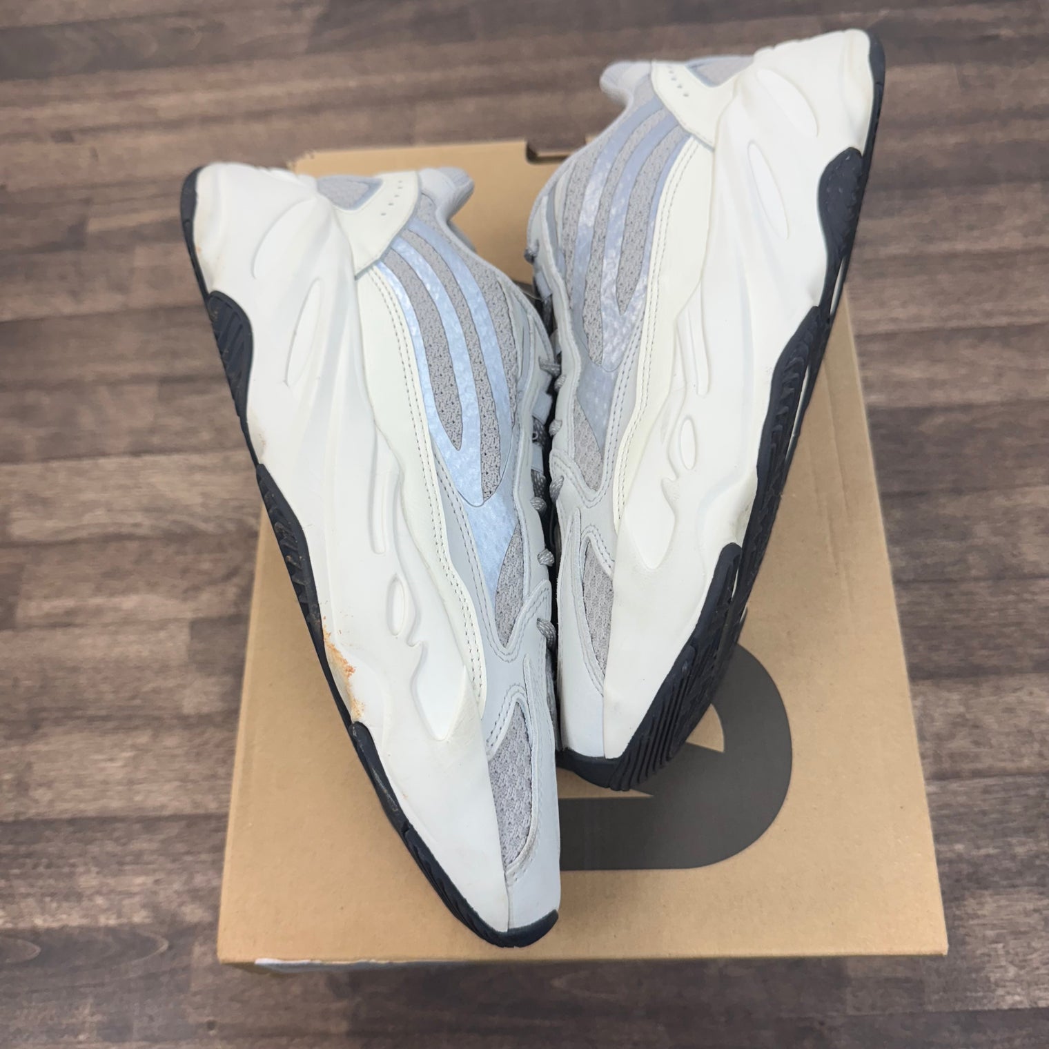 Static Yeezy 700 V2 (USED)