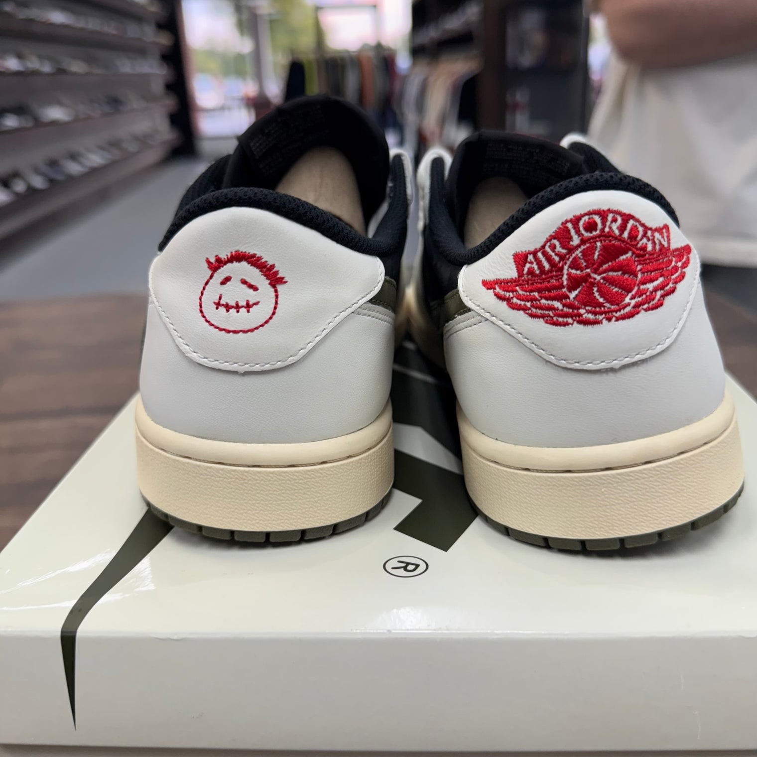(W) Olive Travis Scott Jordan 1 Low OG (USED)