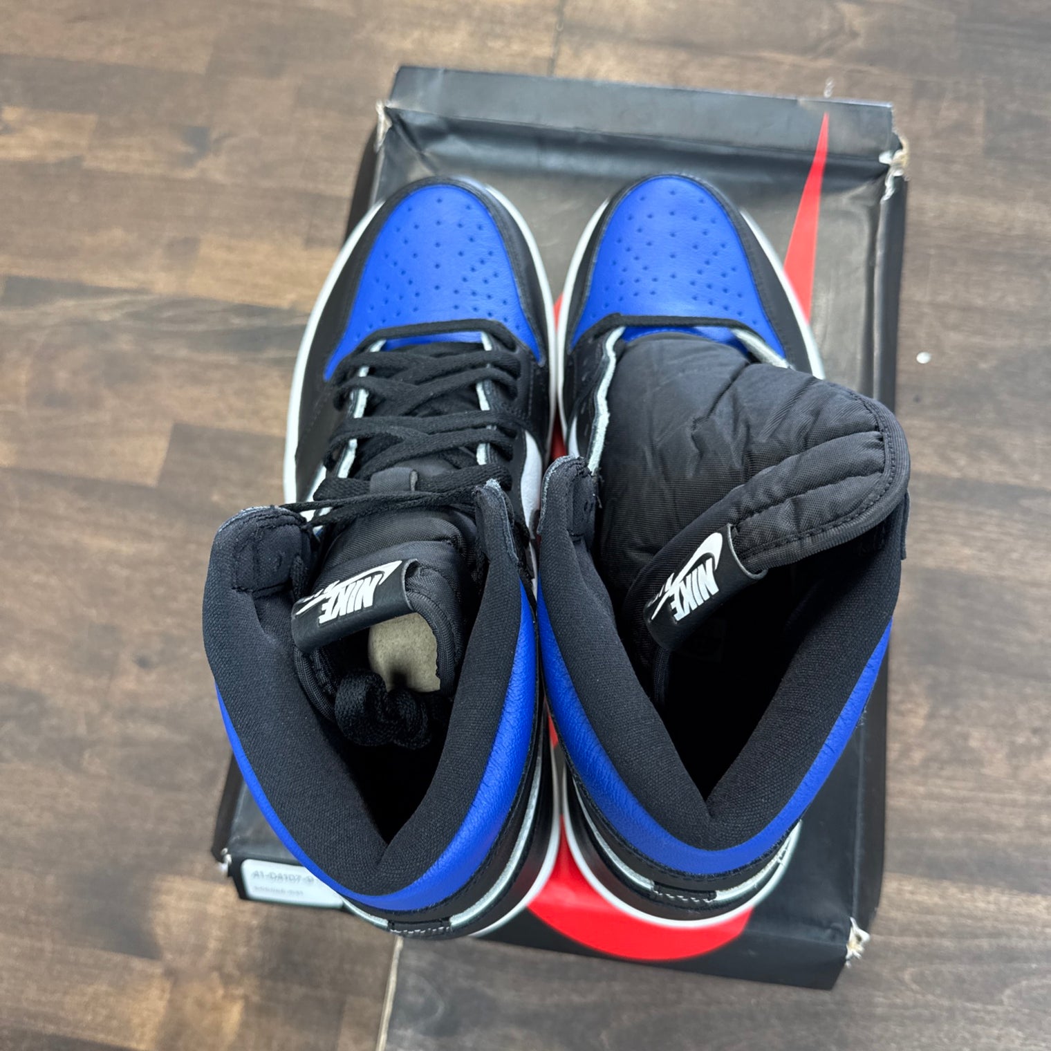 Royal Toe Jordan 1 Retro High (Damaged box, markings)
