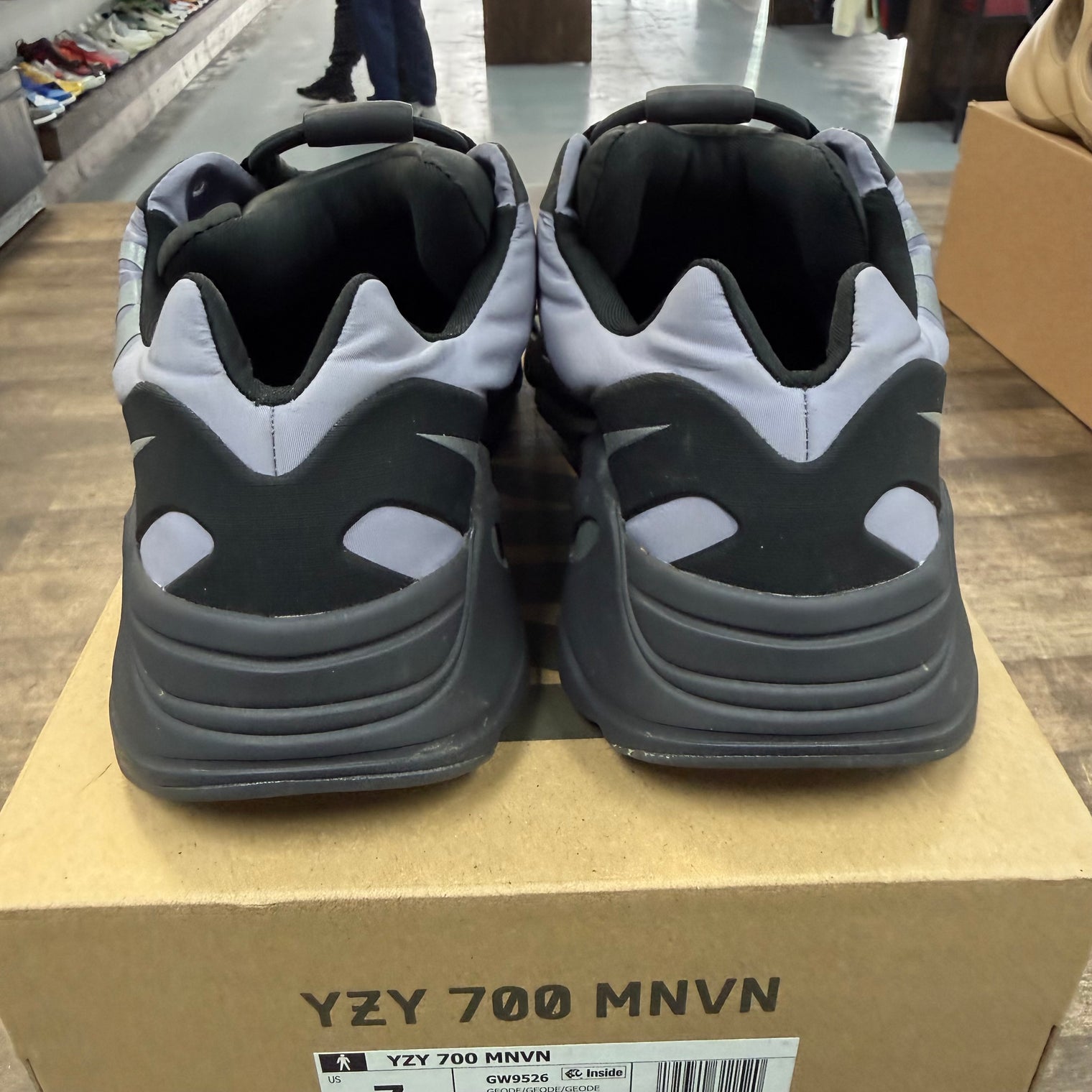 Geode Yeezy 700 MNVN (USED)