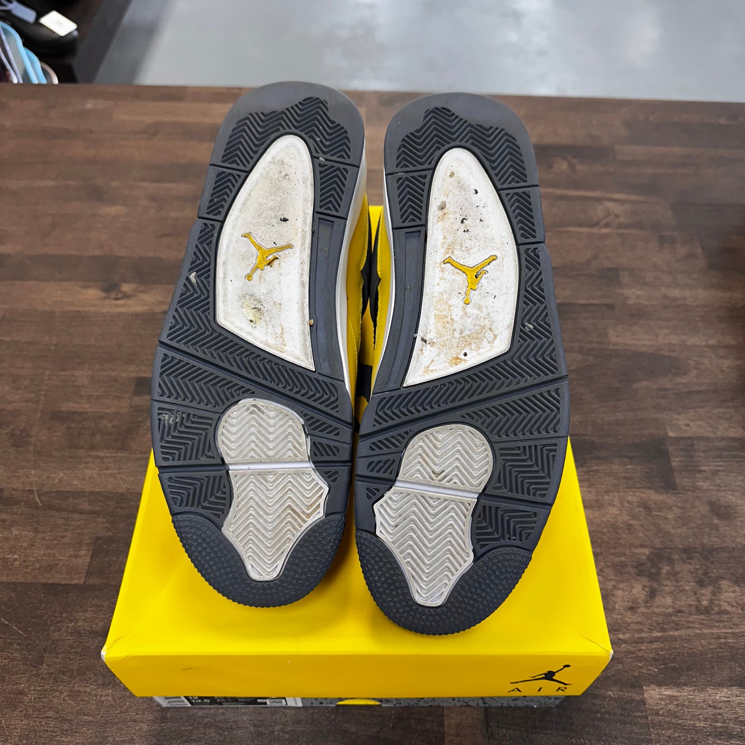 Lighting Jordan 4 (USED)