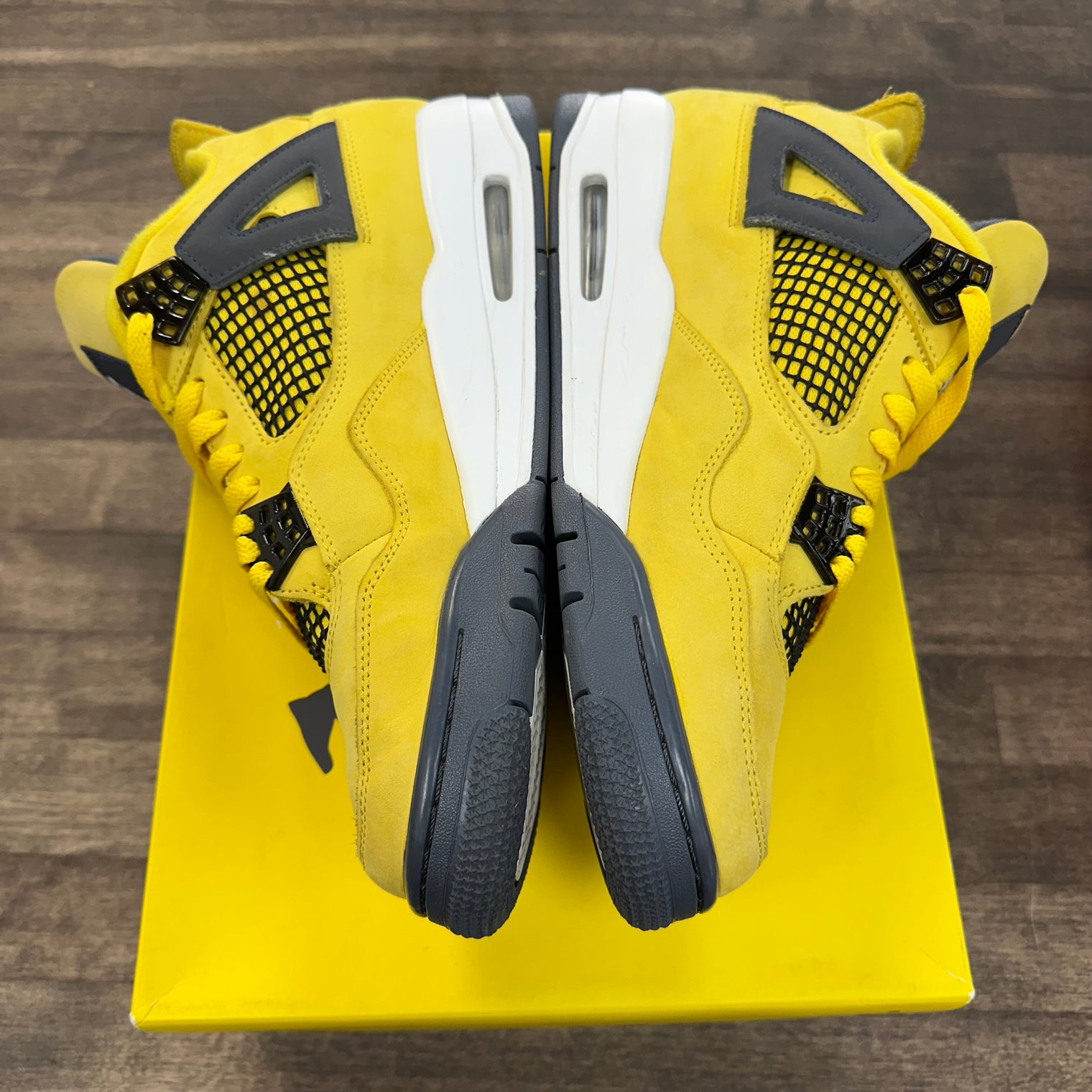 Lightning Jordan 4 (USED)