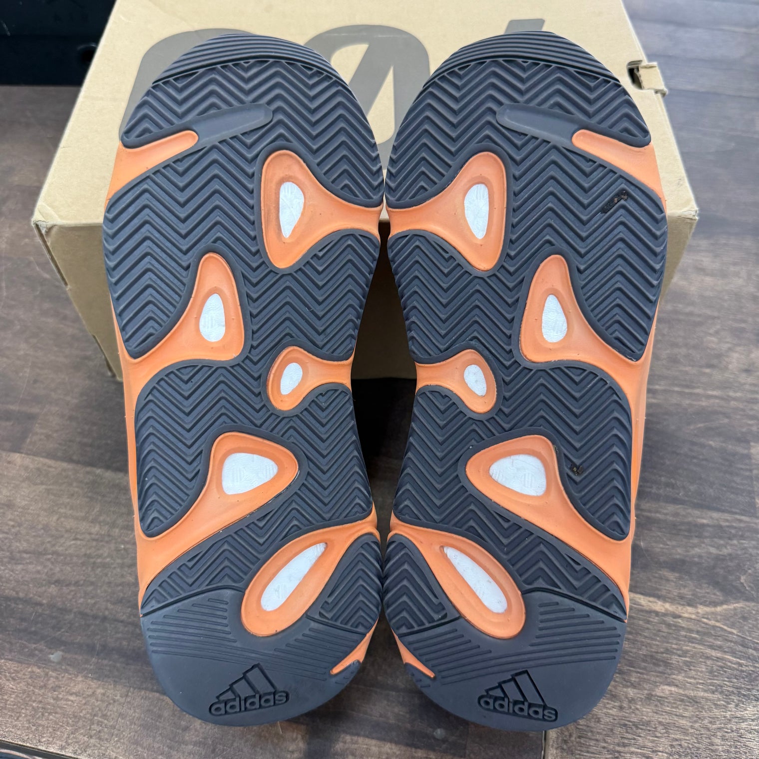Sun Yeezy 700 (USED)