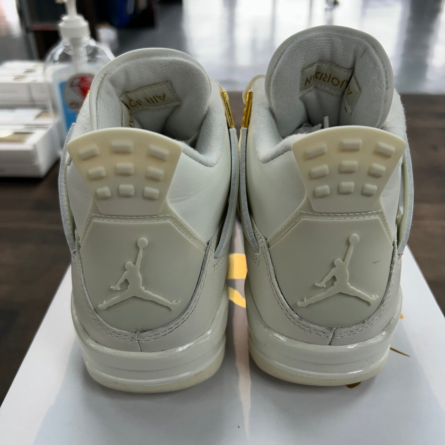 (W) Metallic Gold Jordan 4 (USED)