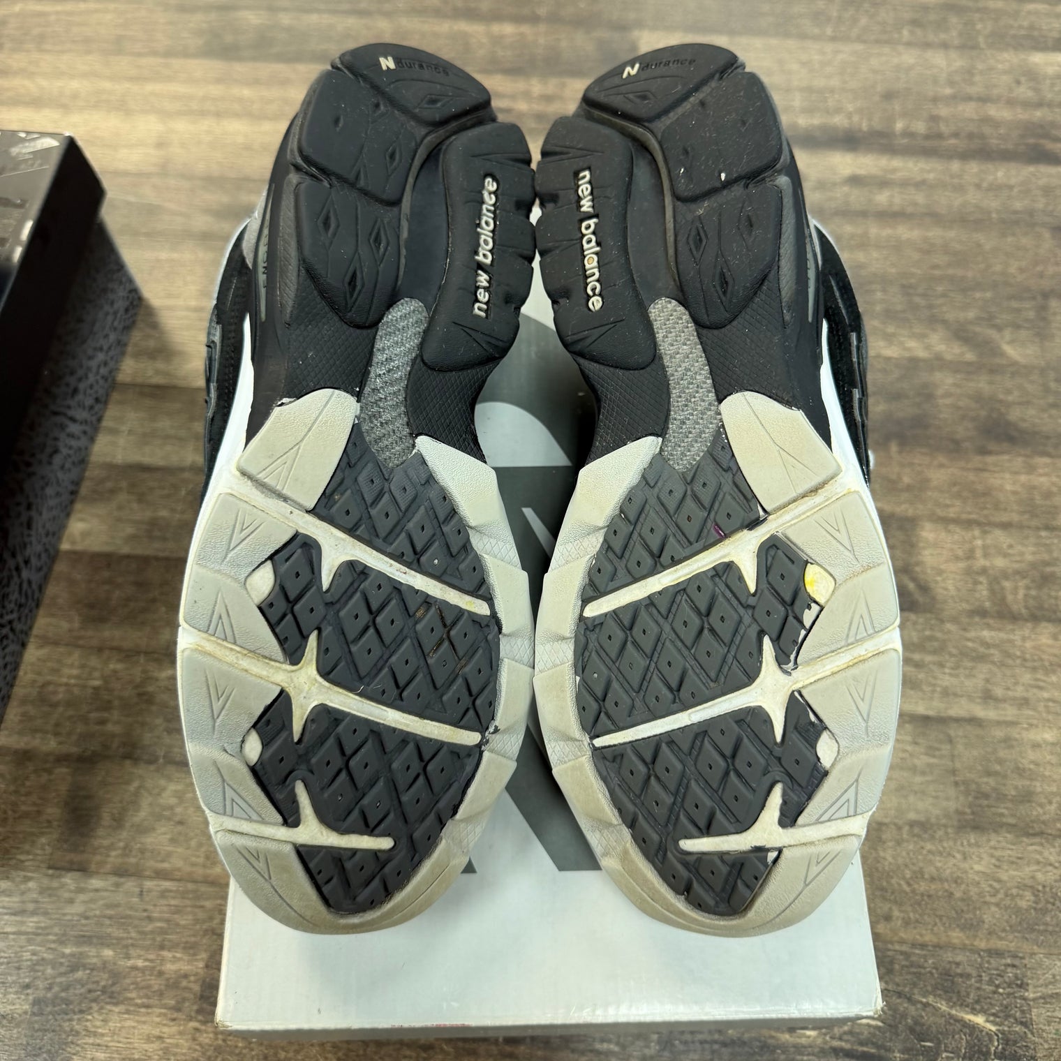 MiUSA DTLR GR3YSCALE New Balance 990v3 (USED)
