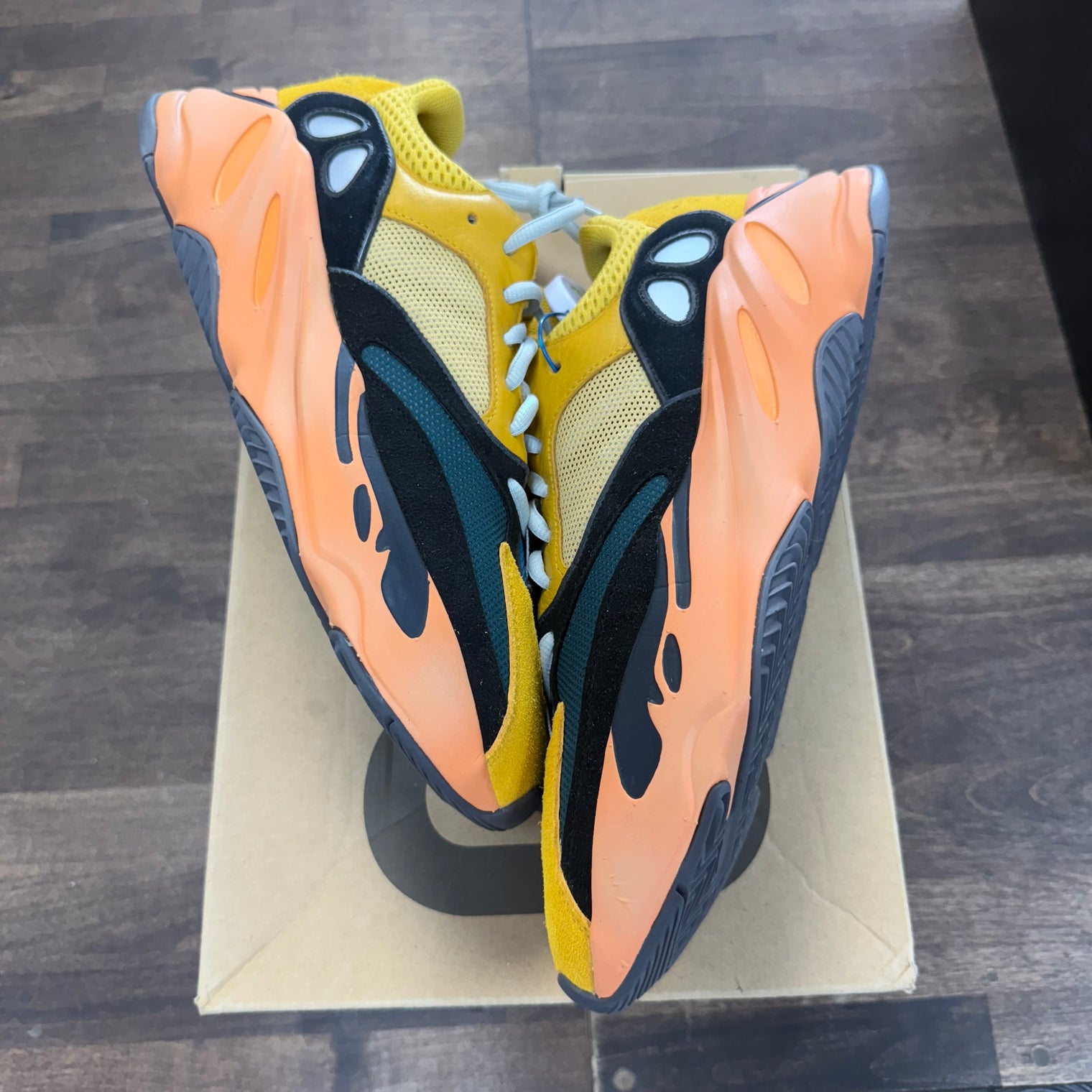 Sun Yeezy 700 (USED)