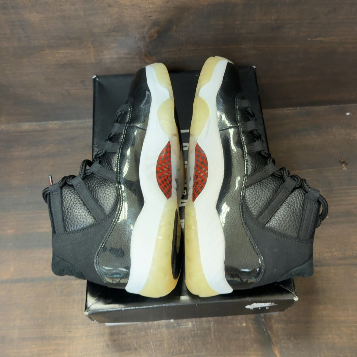 Jordan 11 Retro 72-10 Size 9.5 (Pre-Owned) - Image 5