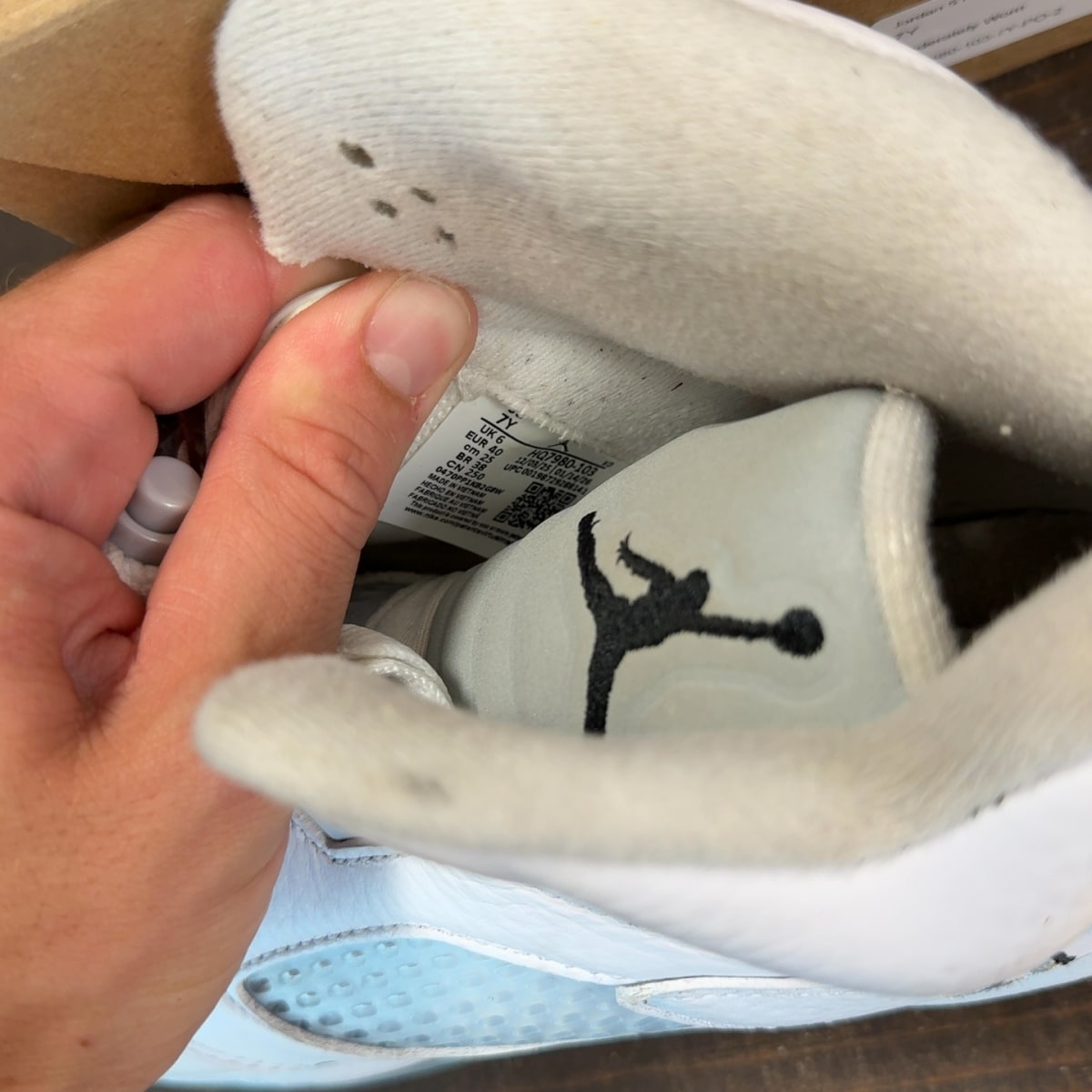 Jordan 5 Retro White Metallic (2026) (GS) Size 7Y (Pre-Owned) - Image 7