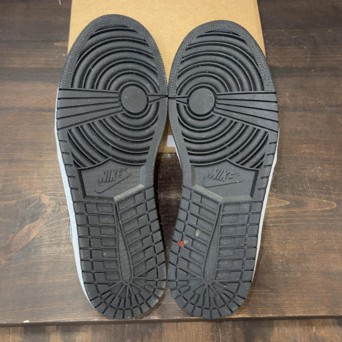 Jordan 1 Low Gold Toe Size 10 (Pre-Owned) - Image 8
