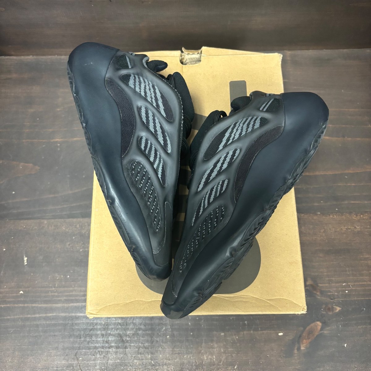 adidas Yeezy 700 V3 Alvah Size 7 (Pre-Owned) - back