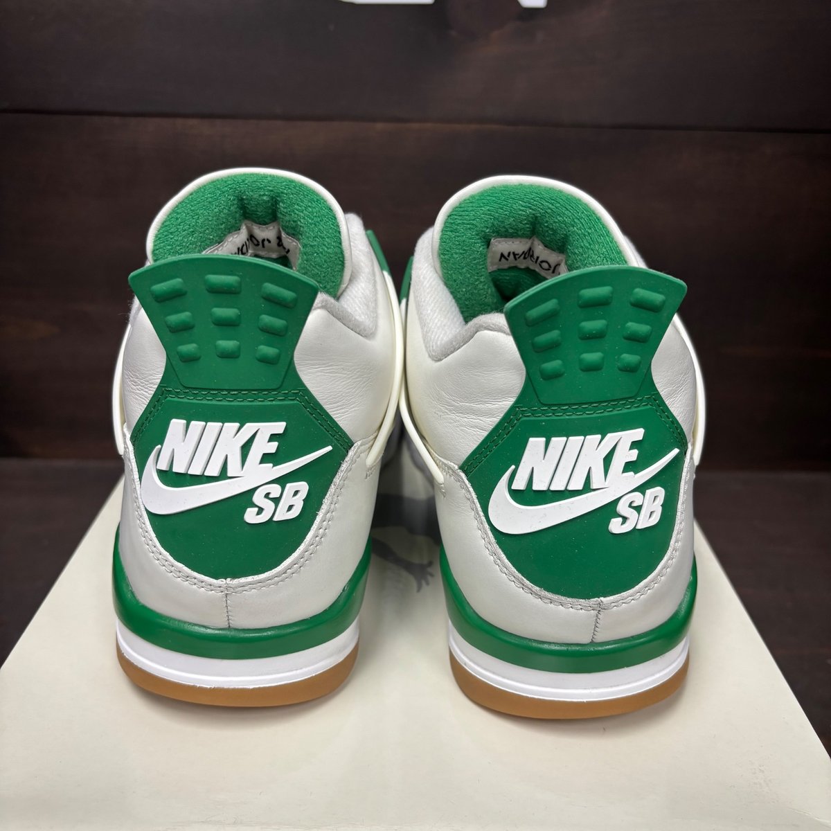 Jordan 4 Retro SB Pine Green Size 9.5 (Pre-Owned) - sole