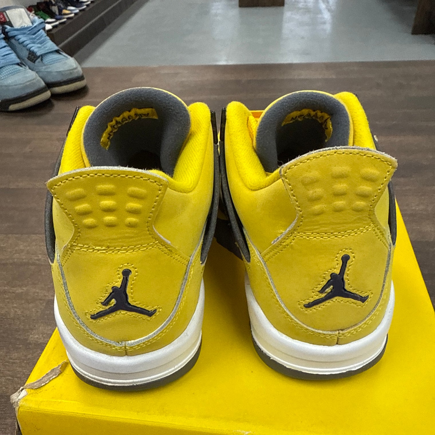 (GS) Lightning Jordan 4 (USED)