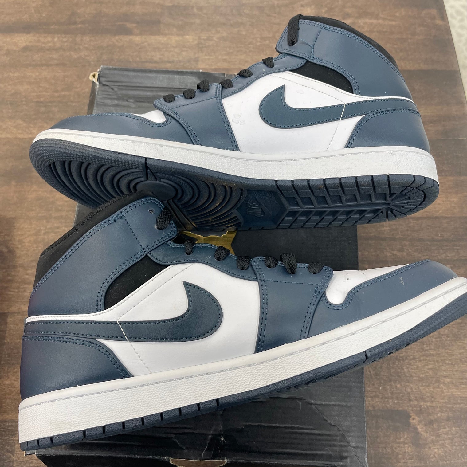 Armory Navy Jordan 1 Mid (USED)