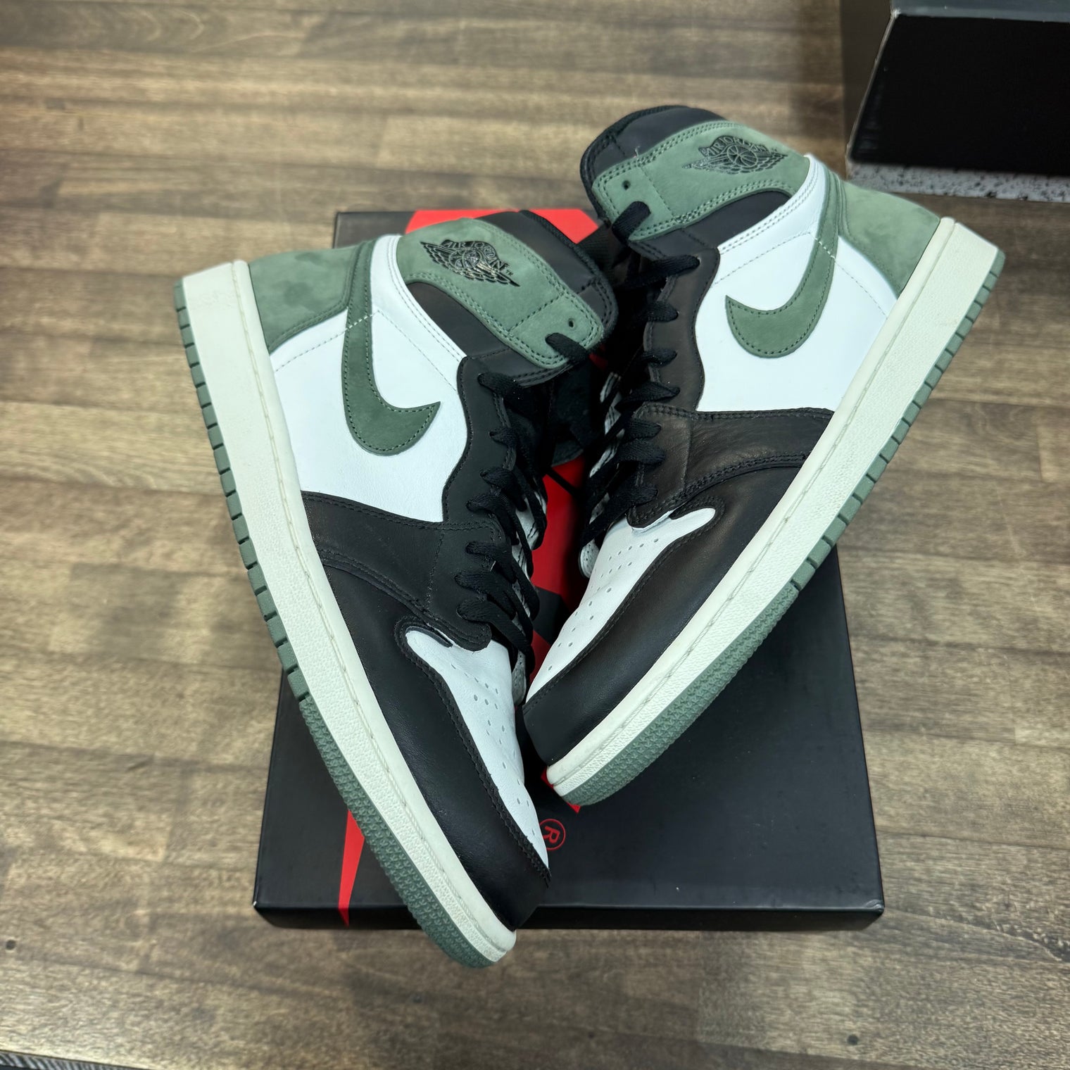 Clay Green Jordan 1 High Retro (USED)