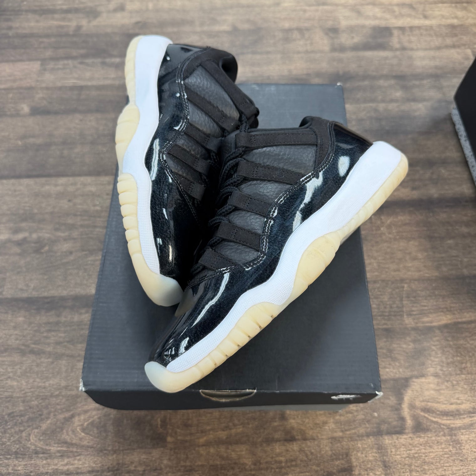 72-10 Jordan 11 Low (GS) (USED)