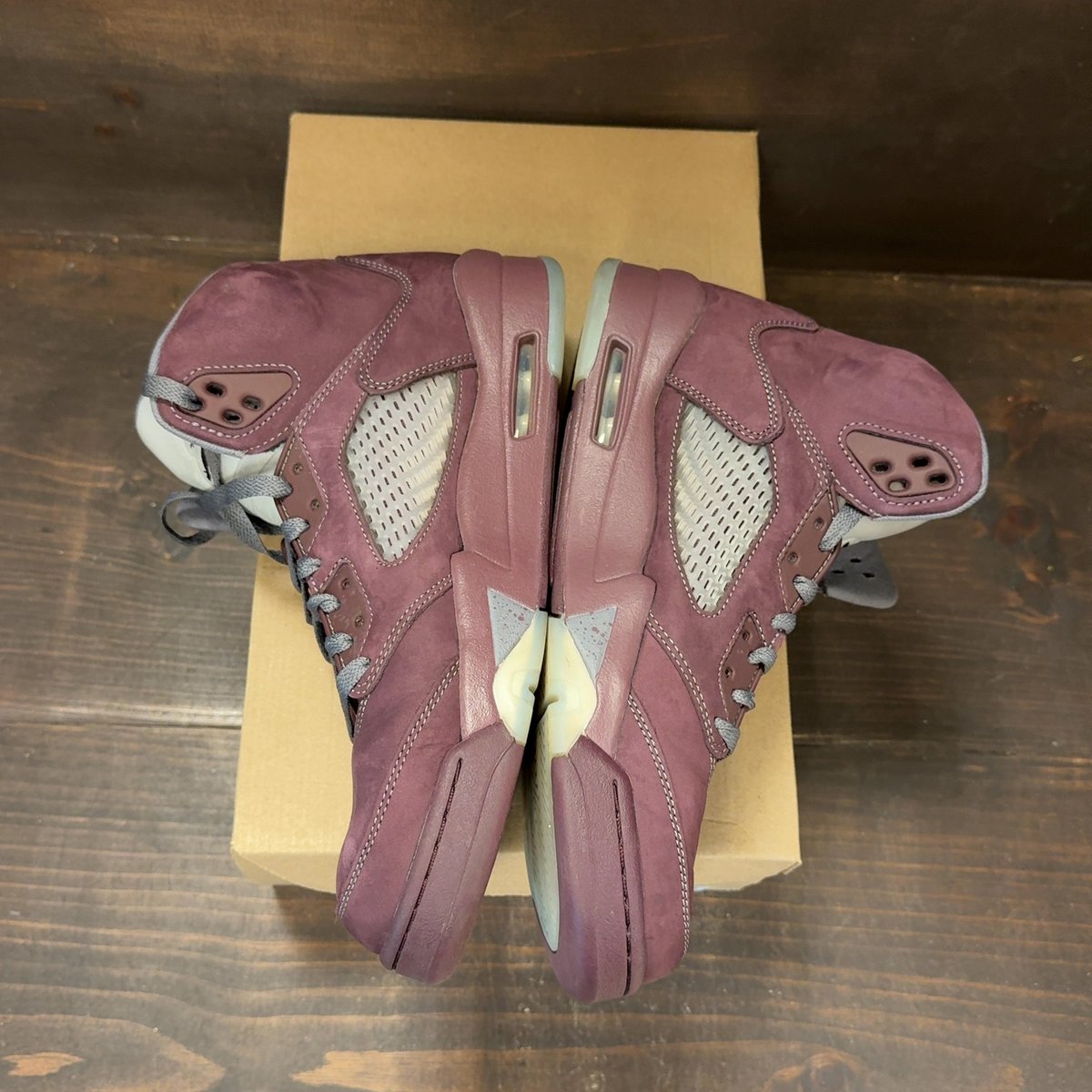 Jordan 5 Retro Burgundy (2023) Size 10 (Pre-Owned) - aux