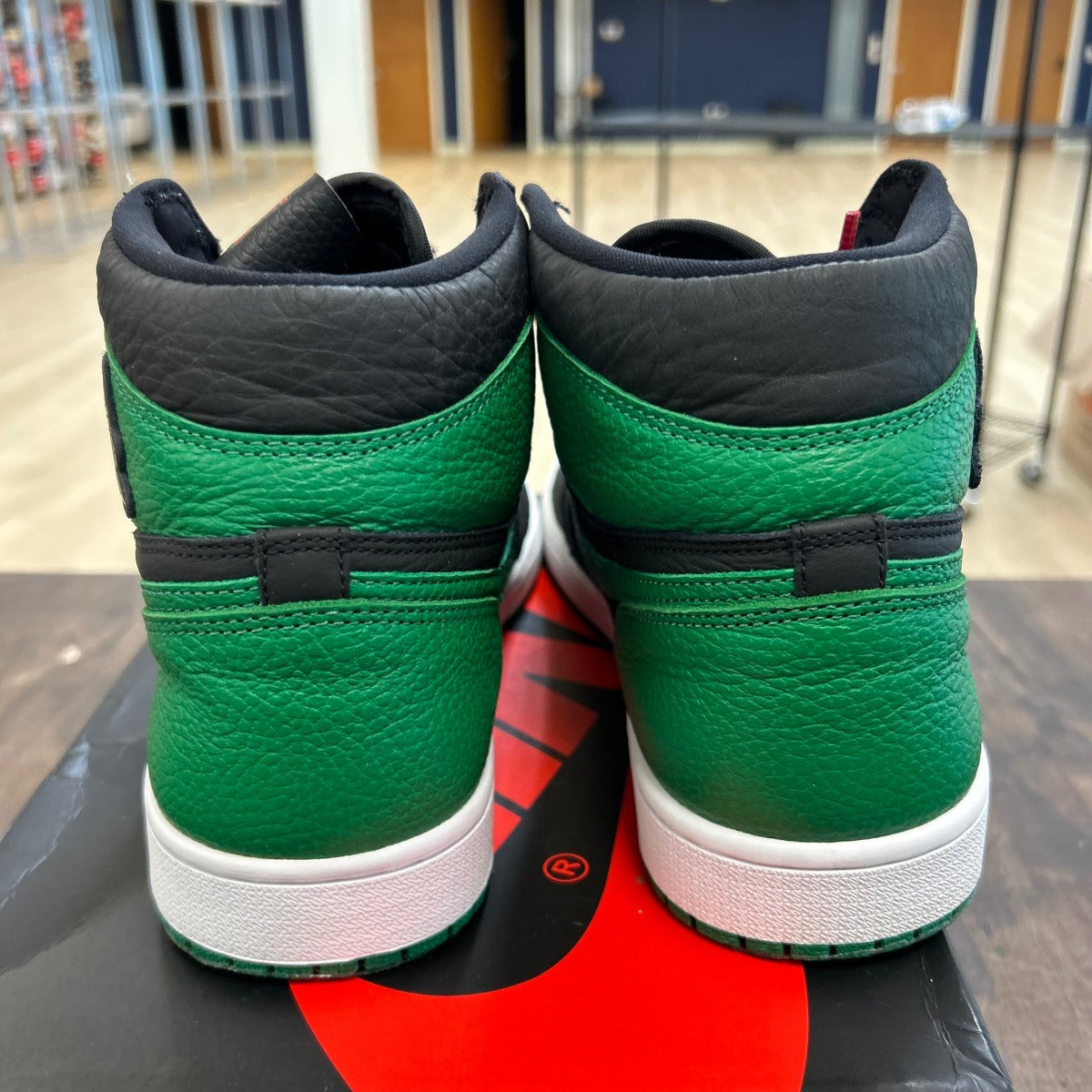 Jordan 1 Retro High Pine Green Black Size 9.5 (Pre-Owned)