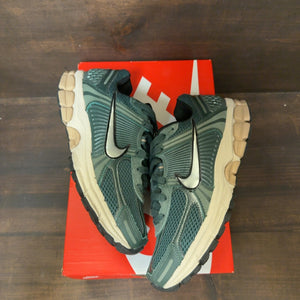 Nike Zoom Vomero 5 Vintage Green Light Orewood Brown Hemp Chrome (Women's) Size 9W (Pre-Owned)