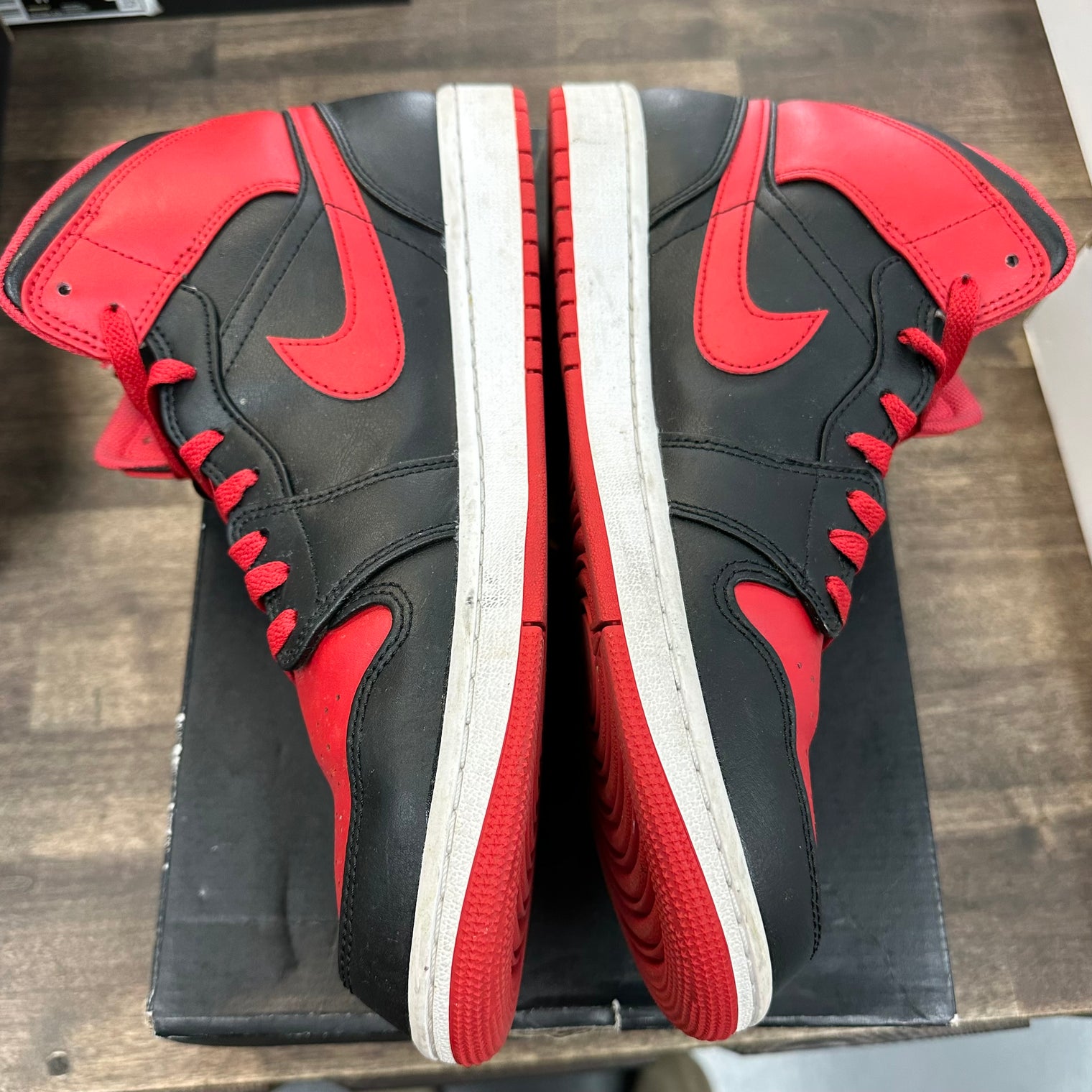 Alternate Bred Jordan 1 Mid (2022) (USED)