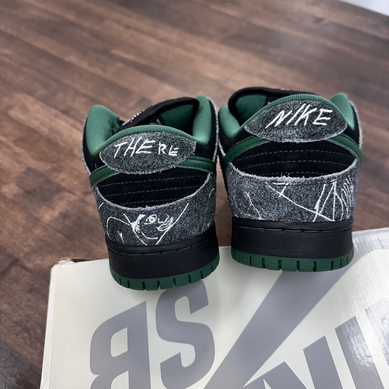 There Skateboards Nike SB Dunk Low (USED)