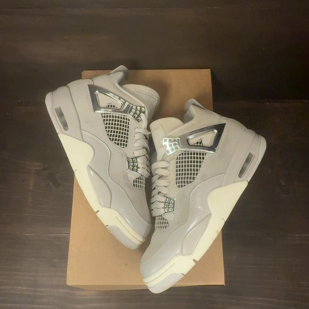 Jordan 4 Retro Frozen Moments (Women's) Size 7.5W (Pre-Owned) - Image 2
