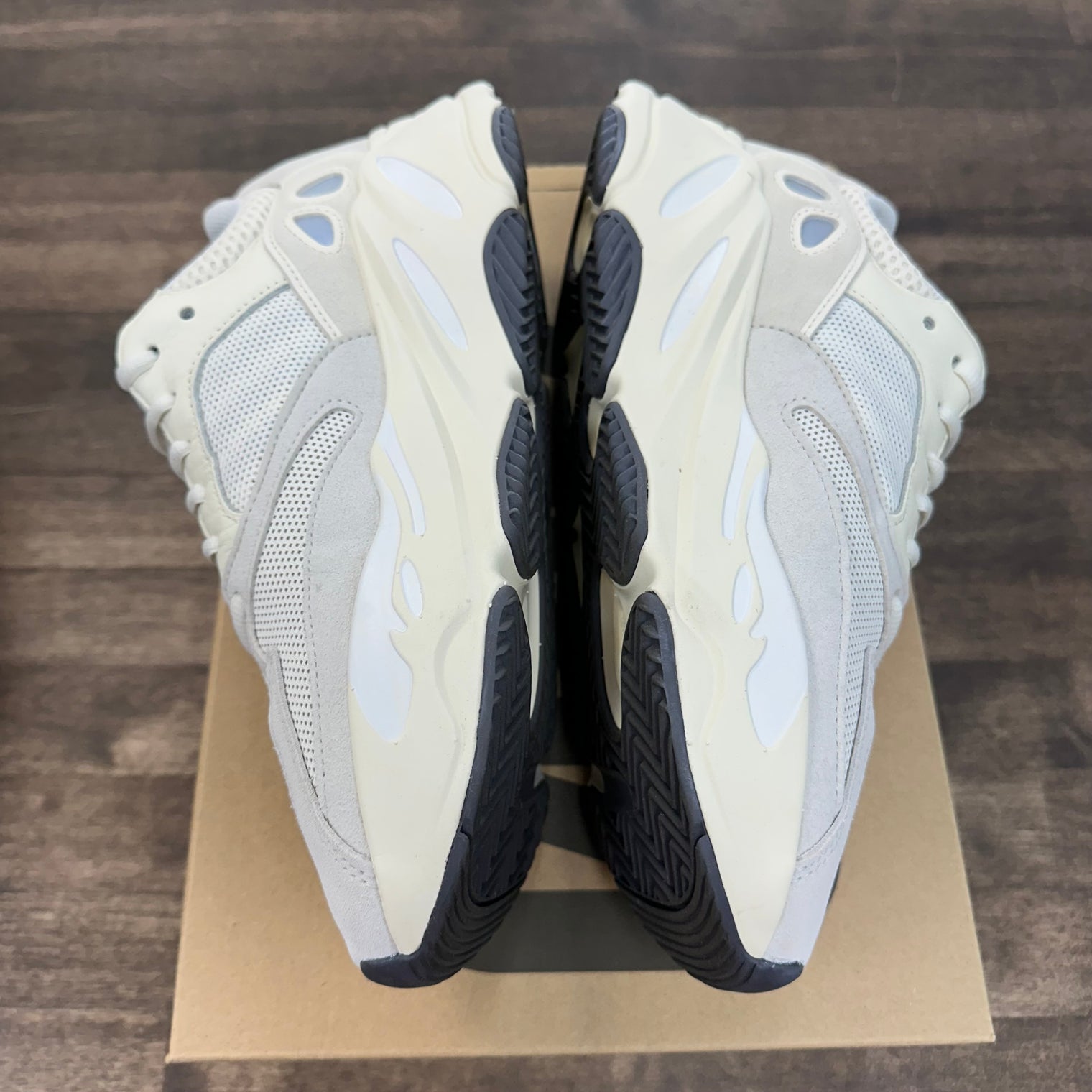 Analog Yeezy 700 (USED)