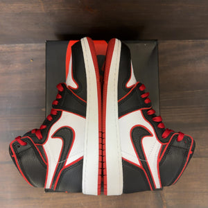 Jordan 1 Retro High Bloodline (GS) Size 5Y (Pre-Owned)