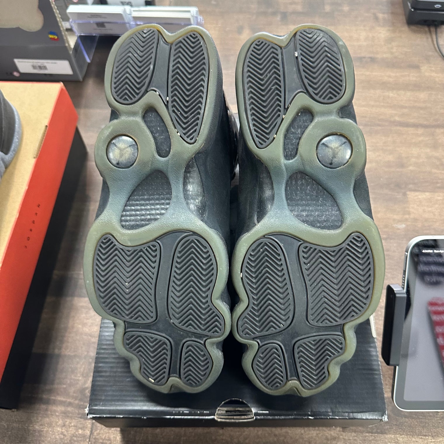 Cap n Gown Jordan 13 (USED)
