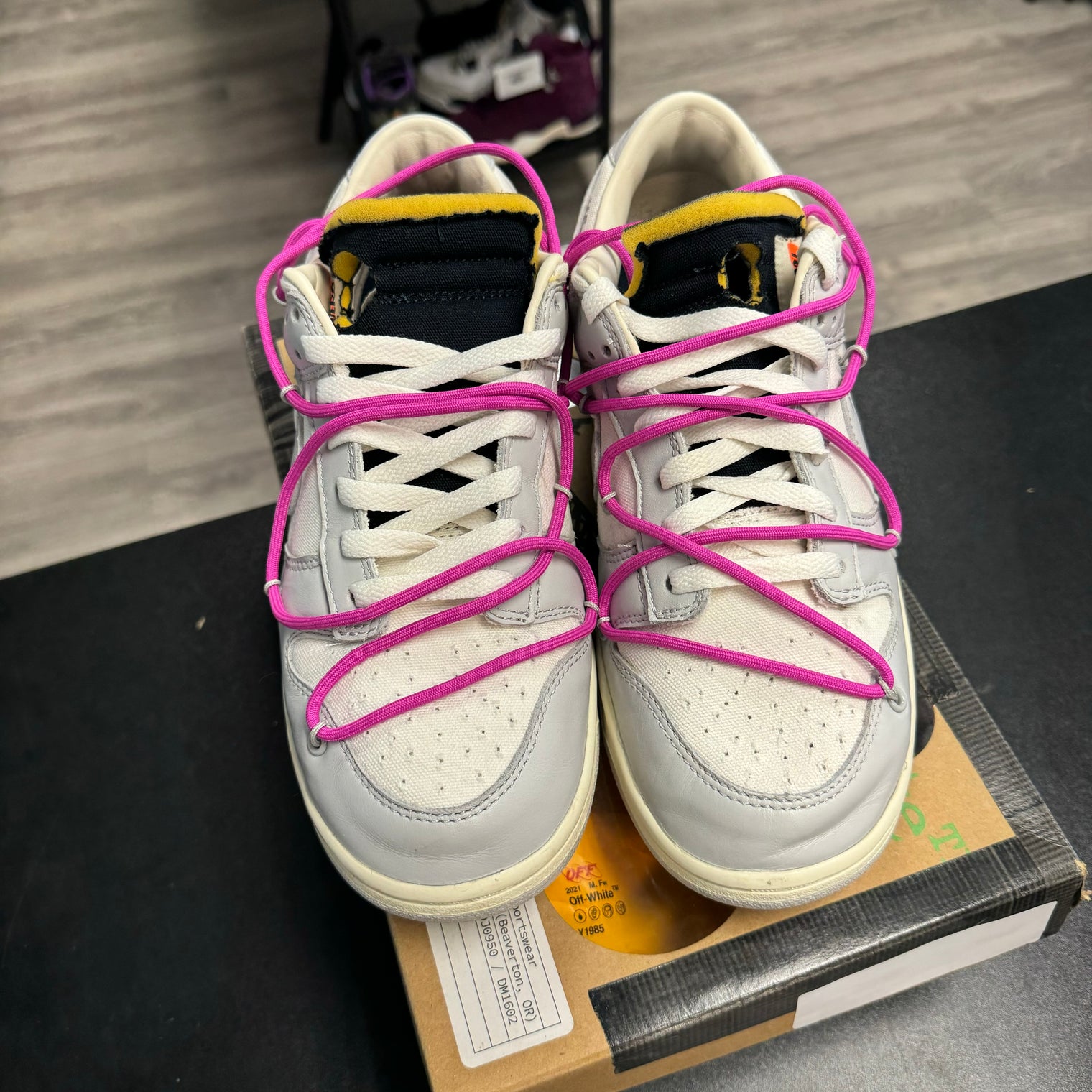 Lot 30 Off White Dunk Low (USED)