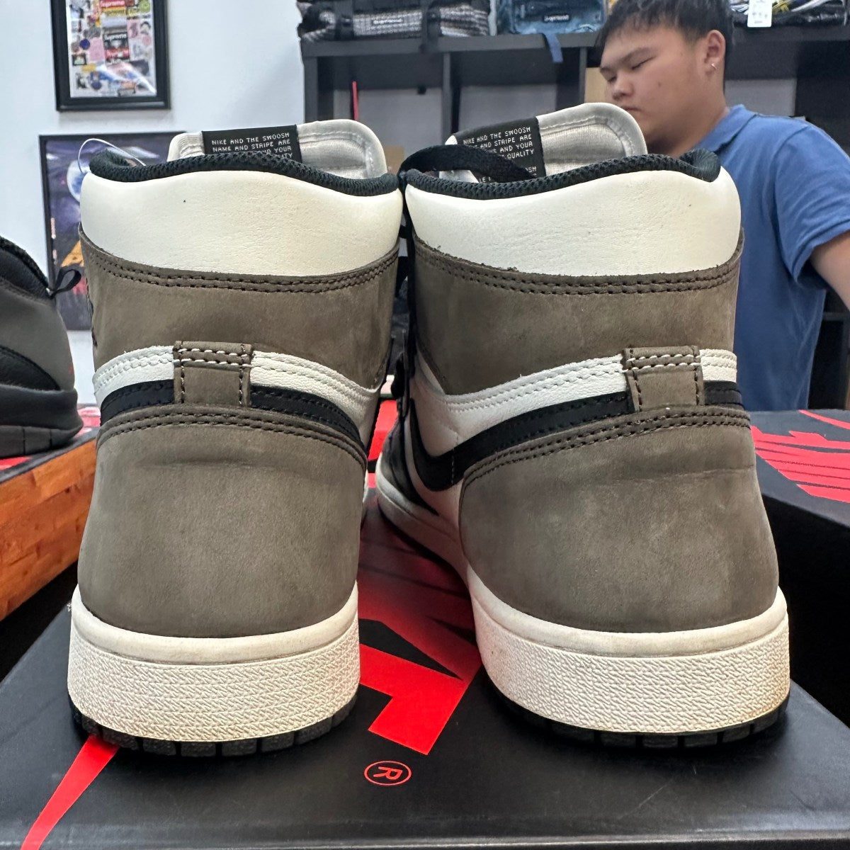 Jordan 1 Retro High Dark Mocha Size 9.5 (Pre-Owned) - aux