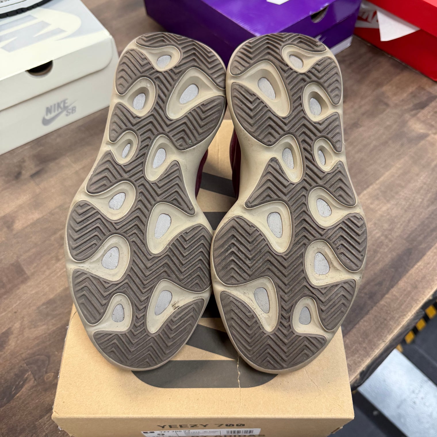 Fade Carbon Yeezy 700 V3 (USED)