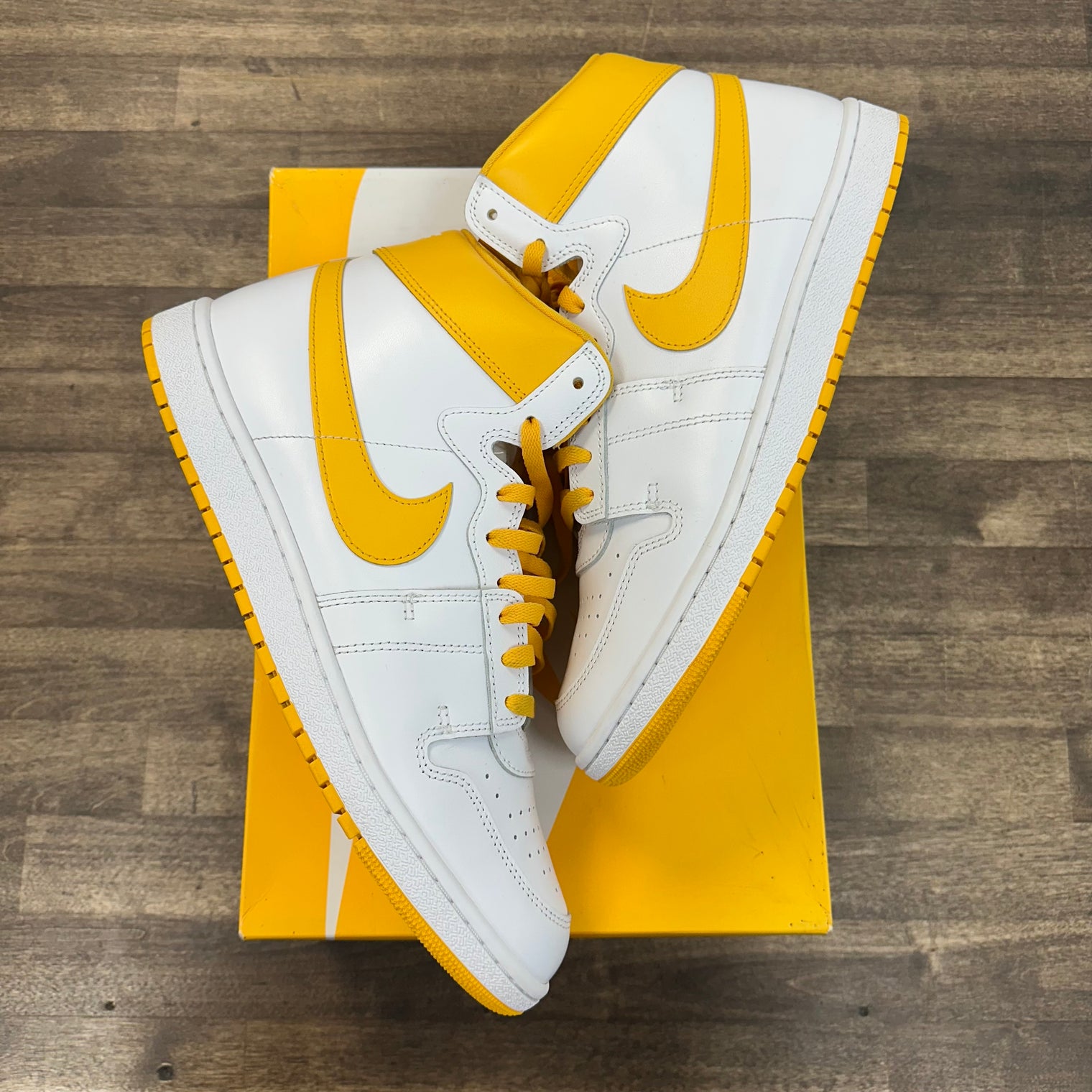 University Gold Nike Jordan Air Ship PE SP (USED)