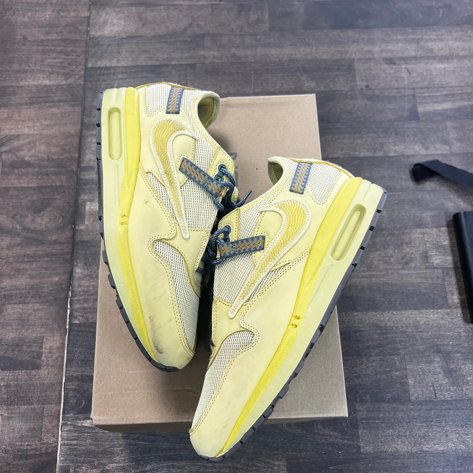 Saturn Gold Air Max 1 Travis Scott (USED)