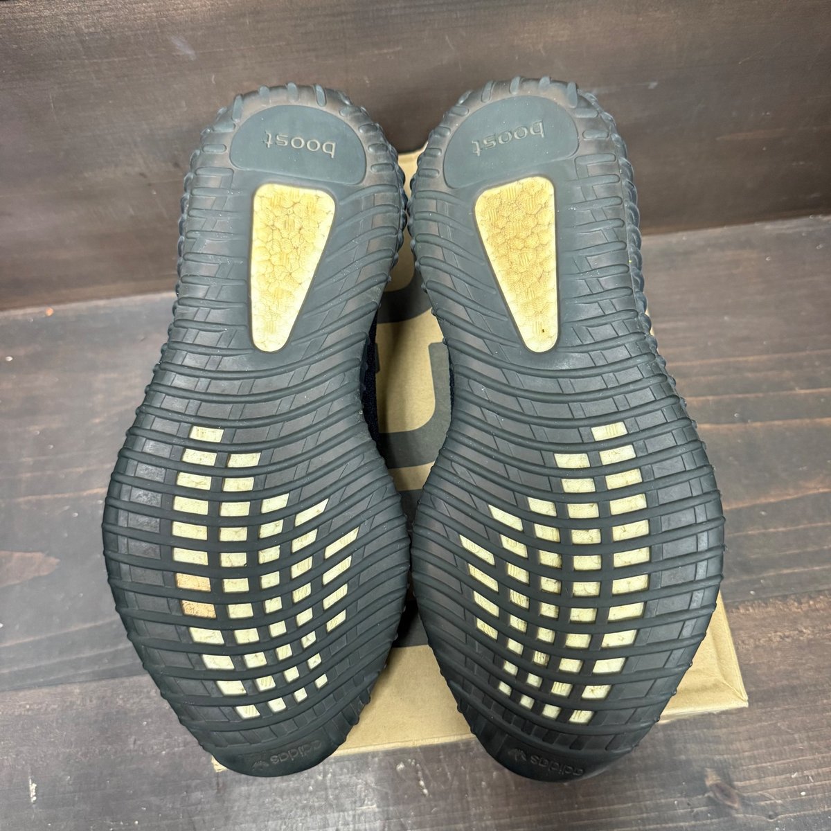 adidas Yeezy Boost 350 V2 Black Red Size 10.5 (Pre-Owned) - box