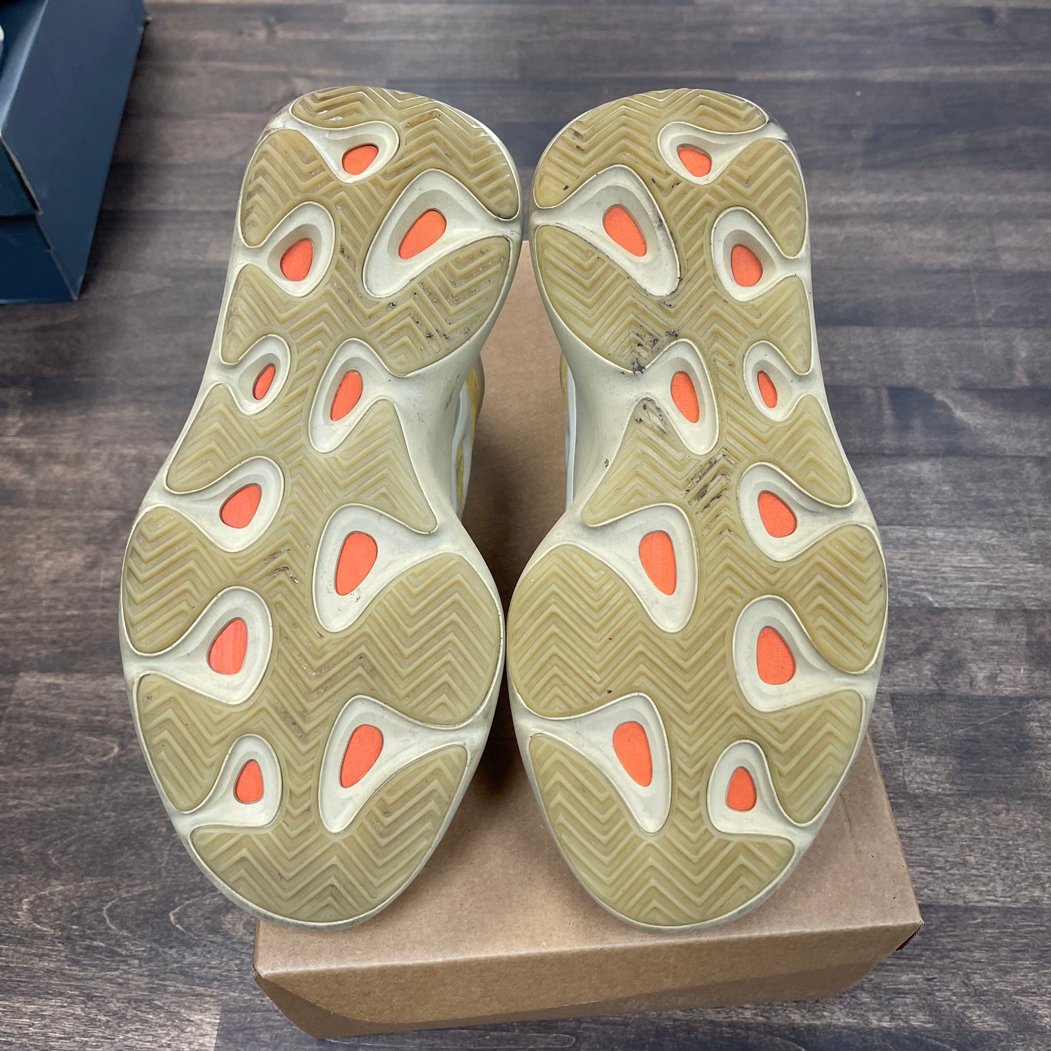 Mono Safflower Yeezy 700 V3 (USED,No Box)