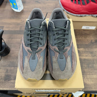 Mauve Yeezy 700 (USED, no insoles)