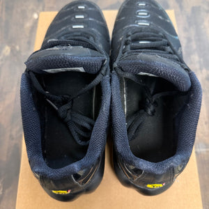 Nike Air Max Plus Triple Black (GS) Size 5.5Y (Pre-Owned) - Image 4
