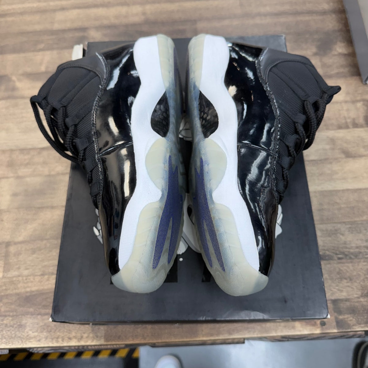Jordan 11 Retro Space Jam (2016) Size 9.5 (Pre-Owned) - Image 5