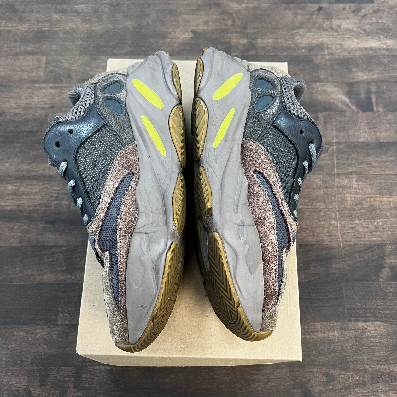 Mauve Yeezy 700 (USED, no box)