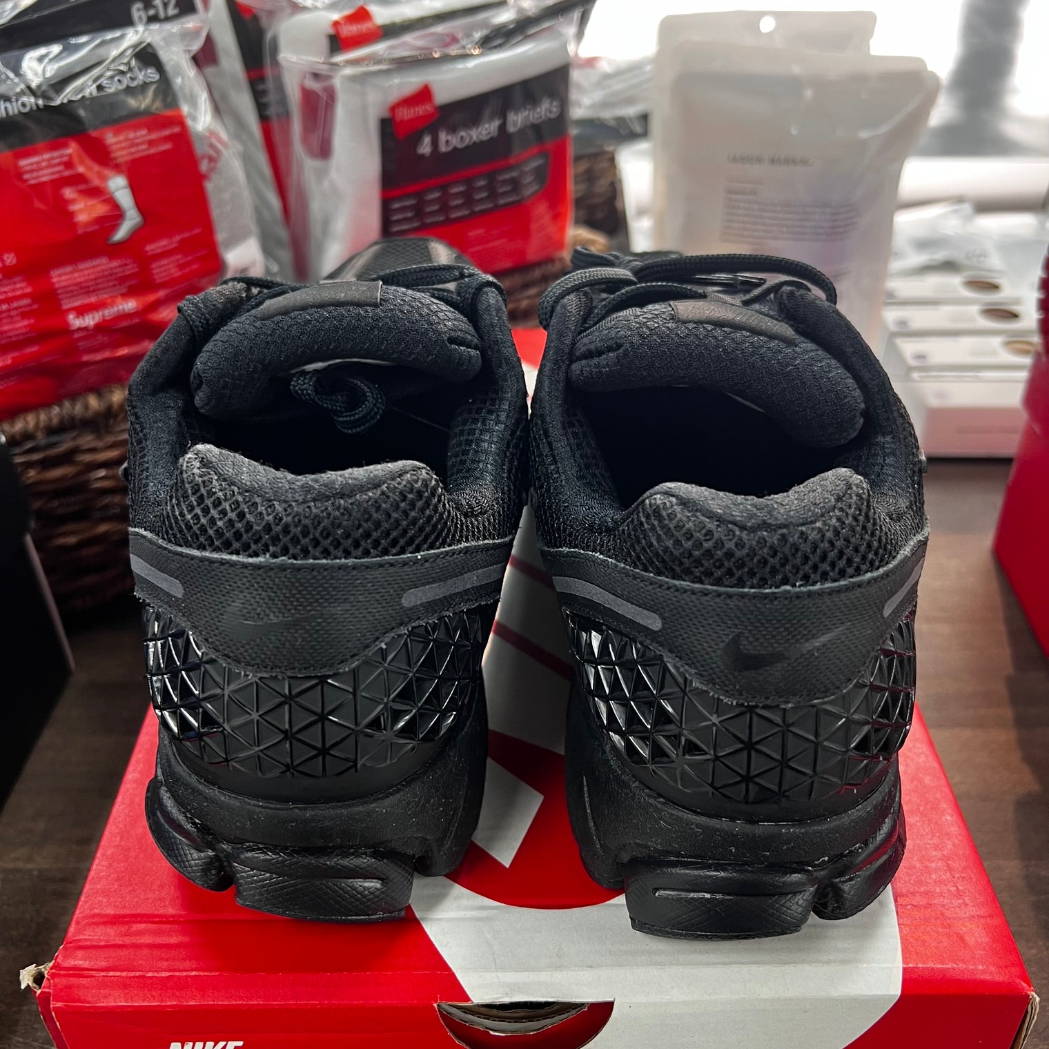 Triple Black Vomero 5 (USED)
